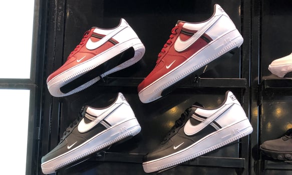 NIKE אדום שחור צילום פאנדר 